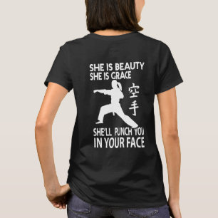 Hon ska stansmaskin dig i din ansikteKarateT-tröj Tee Shirt