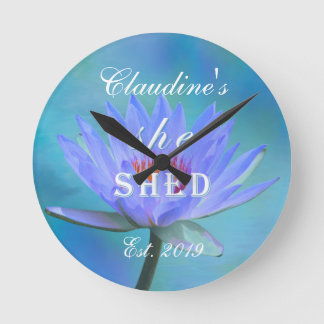 Hon skade skuggor av Blue Vatten Lily Clock Rund Klocka