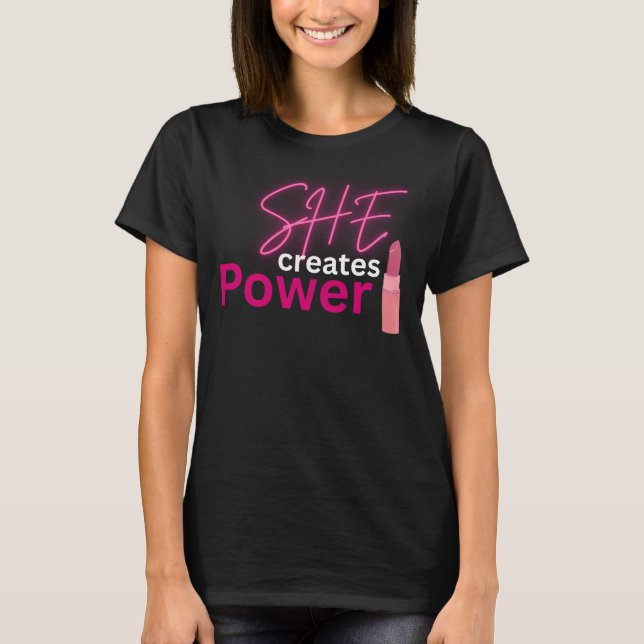 Hon Skapar Kraft Kvinnors Empowerment  T Shirt (Framsida)