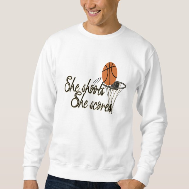 Hon skjuter… henne görar poäng sweatshirt (Framsida)