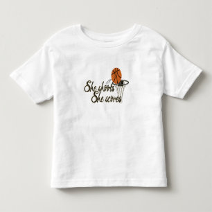 Hon skjuter… henne görar poäng t shirt