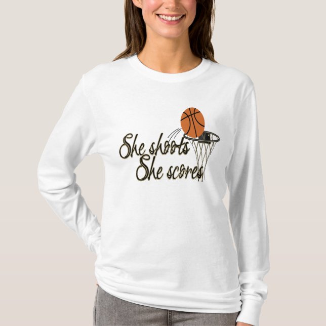 Hon skjuter… henne görar poäng tee (Framsida)