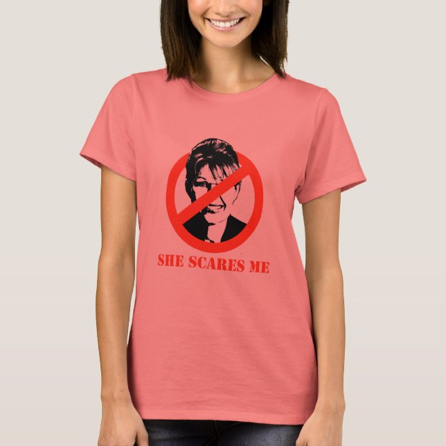 Hon skrämmer mig t shirt (Framsida)