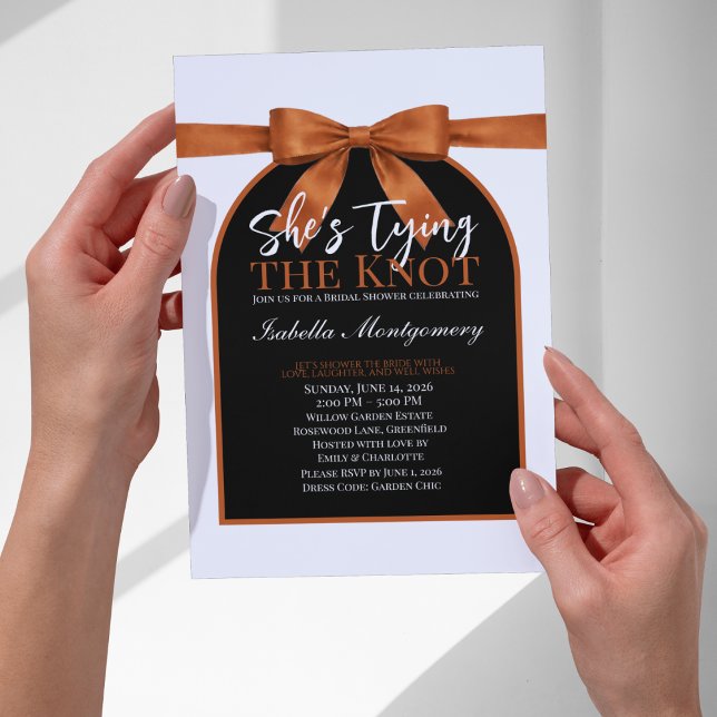 Hon Slår Knuten Bränd Orange Palettbåge Inbjudningar (She’s Tying the Knot Burnt Orange Palette Bow Invitations
)