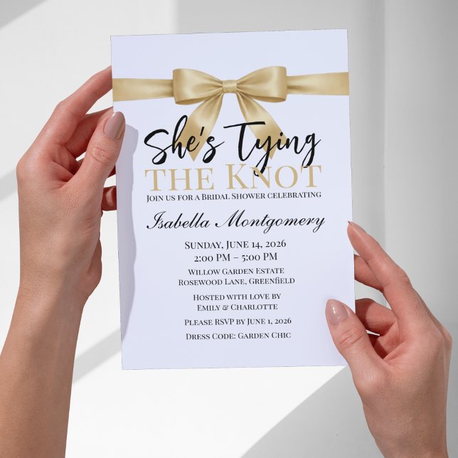 Hon Slar Knuten Tema Guld Bage Inbjudningar (She’s Tying the Knot Theme Gold Bow Invitation
)