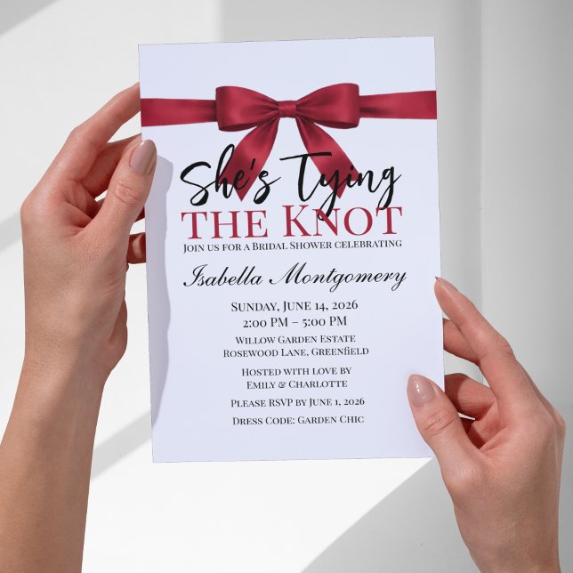 Hon Slar Knuten Tema Röd Slinga Inbjudningar (She’s Tying the Knot Theme Red Bow Invitation
)