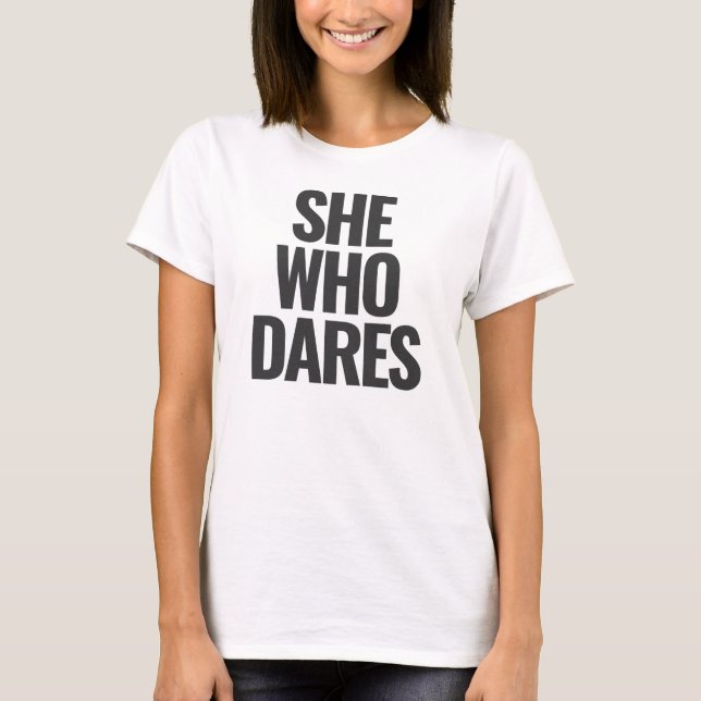 HON SOM DARES tank T Shirt (Framsida)
