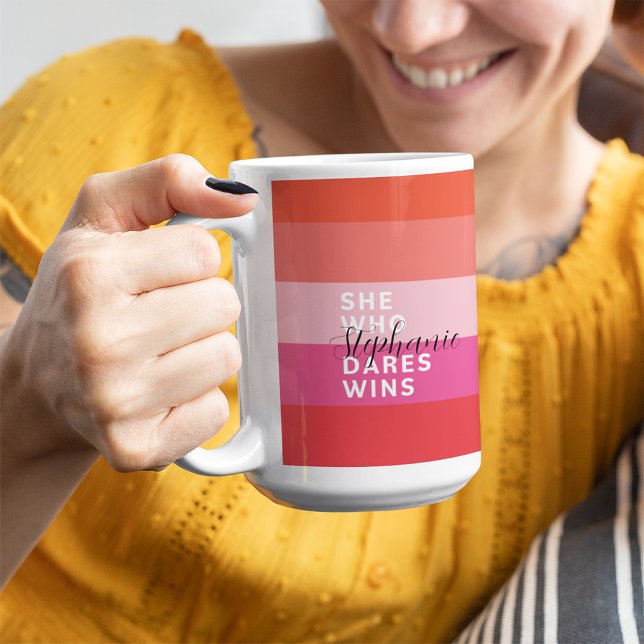 Hon som Dares vinner Motiv Rosa Rand Kaffemugg (Skapare uppladdad)