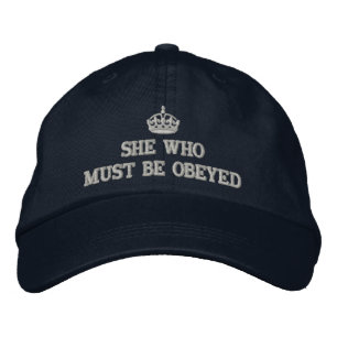 Hon som måste lyda broderad keps