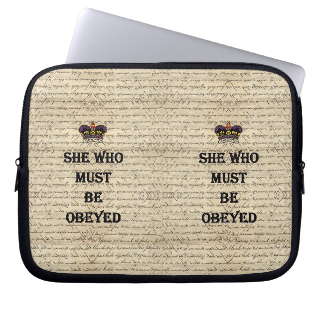 Hon som måste lyda laptop sleeve (Framsidan)