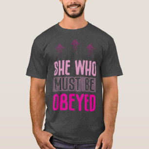 Hon som måste vara klädd för feminister5409 t shirt