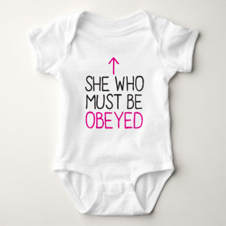Hon som måste vara OBEYED Tee Shirt