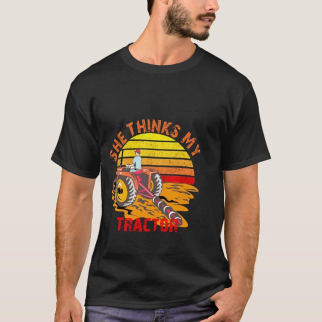 Hon tänker på min traktor t shirt (Framsida)