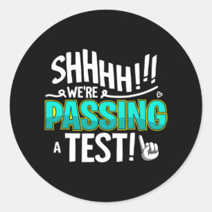 Hon testade Student i dag. Runt Klistermärke
