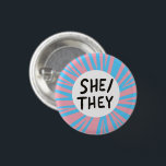 HON/THEY Pronounces Colorful Trans Rosa Blue Knapp<br><div class="desc">Anpassa med den här coolan. Du kan anpassa den och även lägga till text. Kolla min affär efter mycket mer färg och mönster och uttalanden av alla slag! Säg till om du vill ha nåt anpassningsbar också.</div>