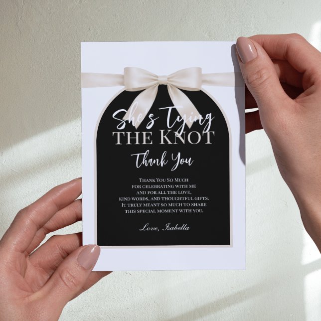 Hon Tiar Slingan Elfenbenspalett Tack Kort (She’s Tying the Knot Ivory Palette Bow Thank You Card
)