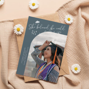 Hon Trodd På Skifferblå Graduate Böjd Foto Meddelande
