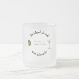 Hon trodde att hon kunde så hon hade en Martini Frostad Glasmugg