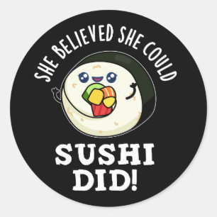 Hon trodde att Sushi gjorde Food Pun Mörk BG Runt Klistermärke