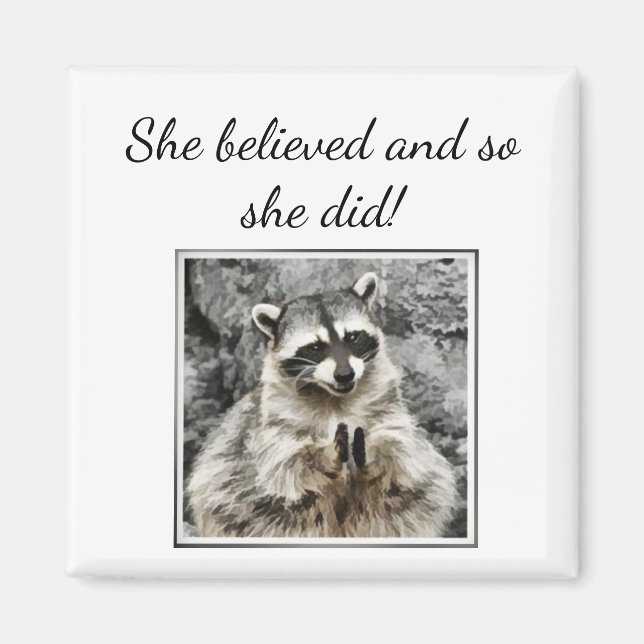 "Hon trodde" Clapping Raccoon Roligt Encouragement Magnet (Framsidan)