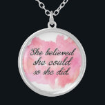 Hon trodde henne kunde, så hon gjorde - silverpläterat halsband<br><div class="desc">Motivational citationstecken för henne. Vi kan, tills vi tror oss kan! Detta härliga halsband kan vara en härlig påminnelse till oss själva såväl som en meningsfull gåva för vår dotter eller en vän. Dröm- stor och skenflicka! ** Detta konstverk på en annan zazzlegåva eller i en beställnings- version? Kontakta oss!...</div>
