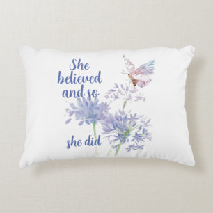 Hon trodde och så Motivational Quote Butterfly Prydnadskudde