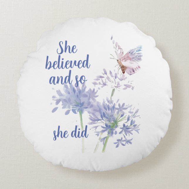Hon trodde och så Motivational Quote Butterfly Rund Kudde (Framsidan)