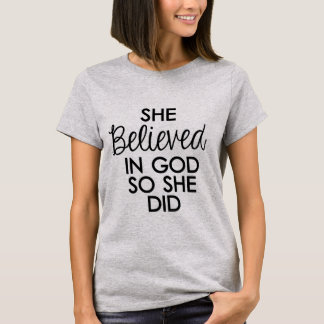 Hon trodde på GOD så hon gjorde det Tee Shirt
