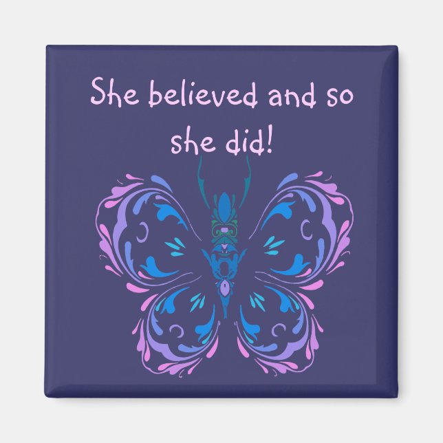 "Hon trodde på Motiv Quote Butterfly Magnet (Framsidan)