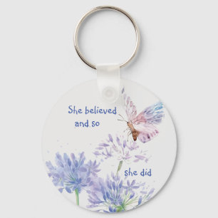 "Hon trodde på Motiv Quote Butterfly Nyckelring