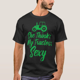 Hon tror att min traktor är sexig (2) t shirt