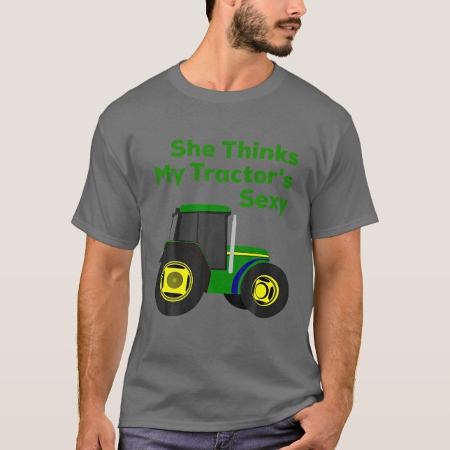 Hon tror att min traktor är sexig. t shirt (Framsida)