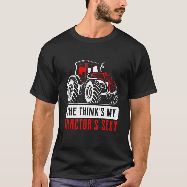 Hon tror att min traktor Sexy Tractor Farming 2 T Shirt (Framsida)