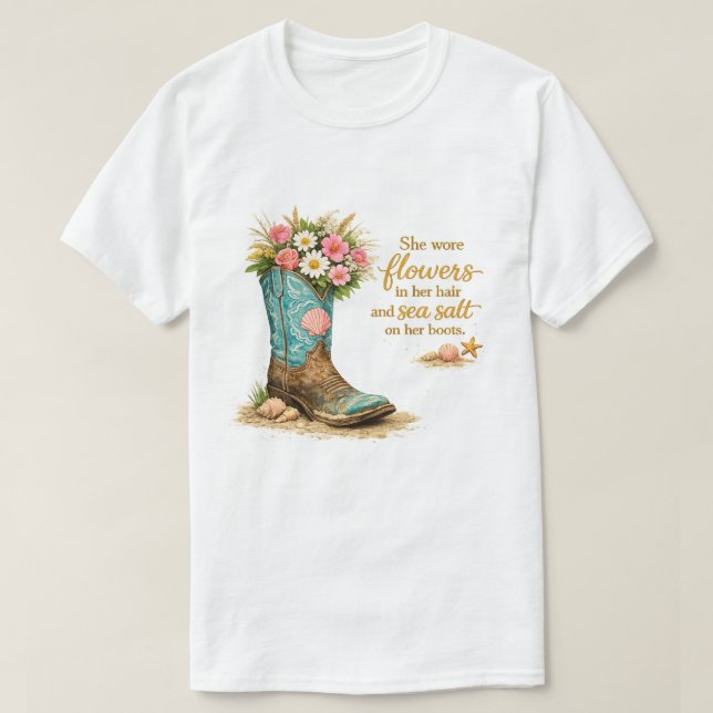 hon trug blommor  – Blommig Cowboy Boot Strand  T Shirt (Design framsida)