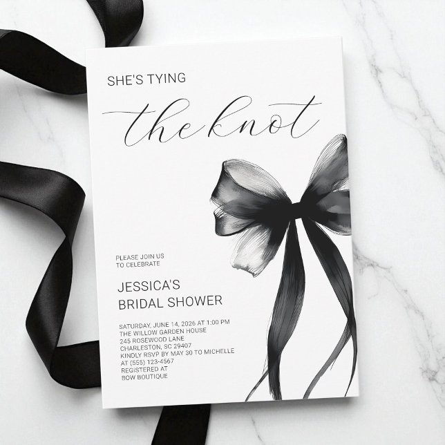 Hon Tyder Knuten Chic Svart Båge Bröllopsfest Inbjudningar (She's Tying the Knot Chic Black Bow Bridal Shower Invitation)