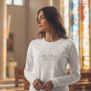 Hon Vandrar i Tro – Kristna Kvinnors Inspiration T Shirt