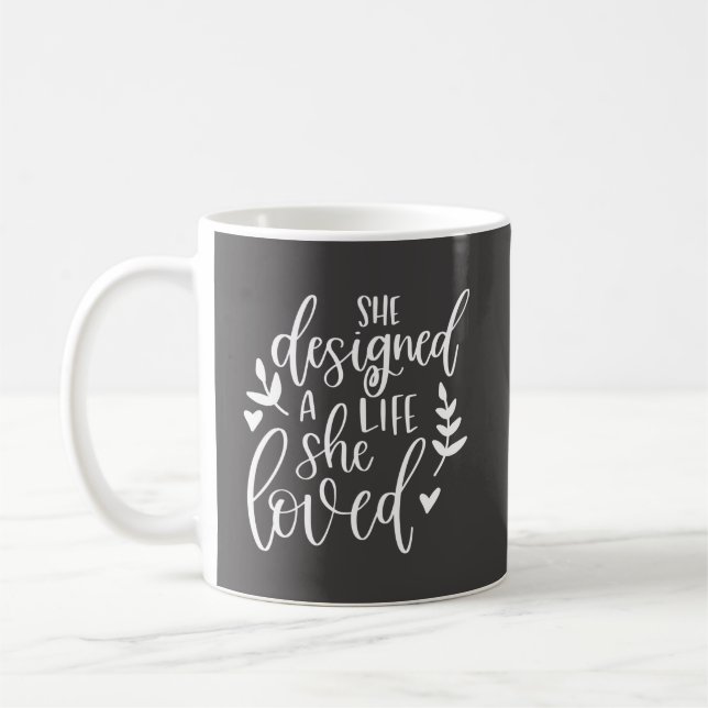 Hon var inspirerad av att Designat ett liv hon äls Kaffemugg (Vänster)