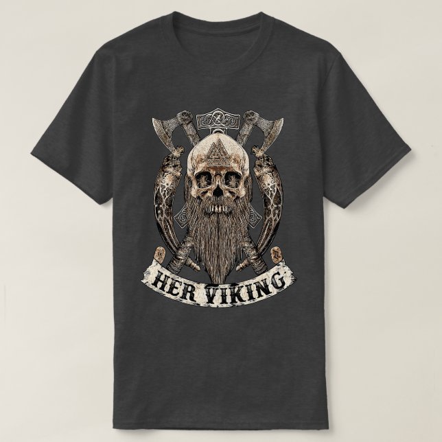 Hon vickar sin Shieldmaiden och ger honom gåvor ti T Shirt (Design framsida)