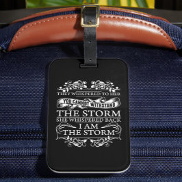 Hon viskade tillbaka jag är stormen bagagebricka