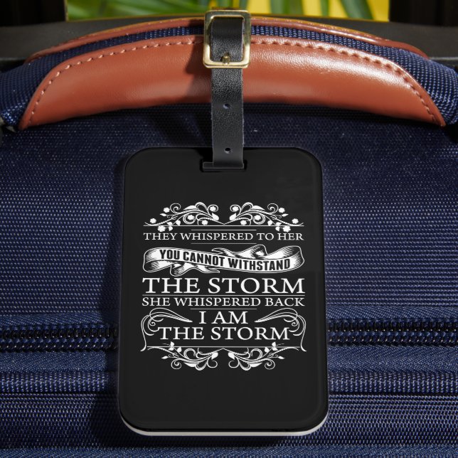 Hon viskade tillbaka jag är stormen bagagebricka (Framsida Insitu 2)