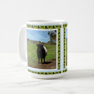 Hondjur under betongram för guldkam. kaffemugg