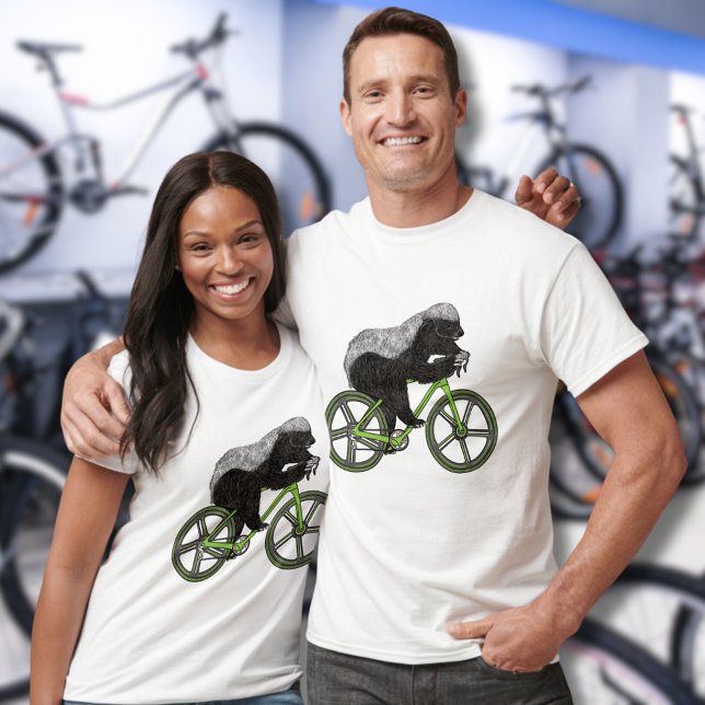 Honey Badger Cykling Roligt Dålig Uppförande Djur  T Shirt (Honey badger riding a bicycle funny badass animal cycling illustration for cyclists )