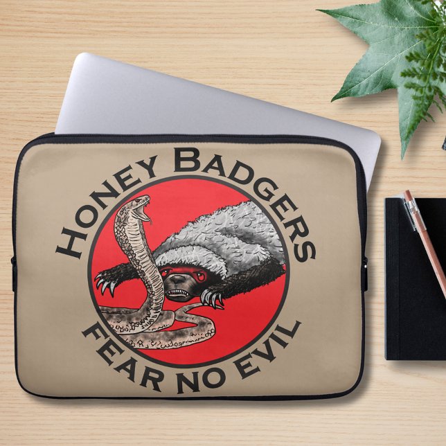 Honey badger fruktar ingen djävulsoffert laptop fodral (Honey badger fear no evil quote badass honey badger verses cobra snake illustration laptop sleeve)