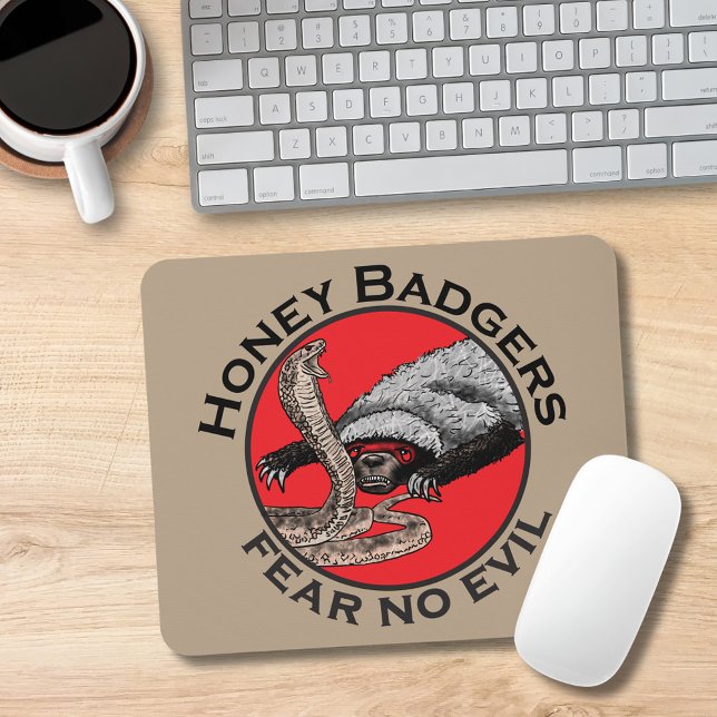 Honey badger fruktar ingen Evil Funny Badass Sloga Musmatta (Funny honey badger quote mouse mat with honey badger and cobra snake illustration )