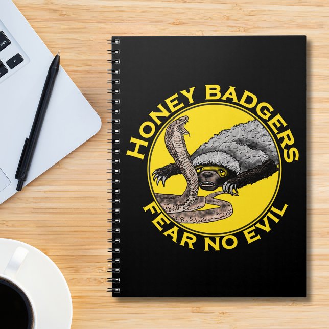 Honey badger fruktar ingen ondskefot anteckningsbok (Honey badgers fear no evil quote yellow and black notebook with honey badger verses cobra snake art)