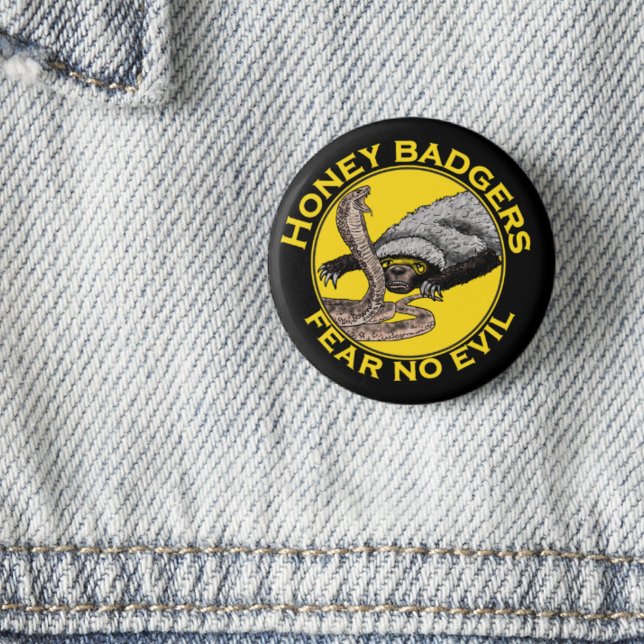 Honey badger fruktar inget ondskefullt citat knapp (Honey badger quote fear no evil black and yellow button cobra snake and honey badger illustration )