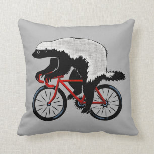 Honey badger på en cykel kudde