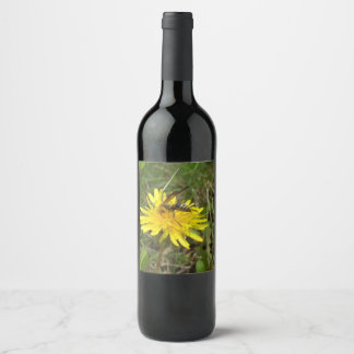 Honey Bee on Dandelion Flower Wine Label Vinflaska Etikett
