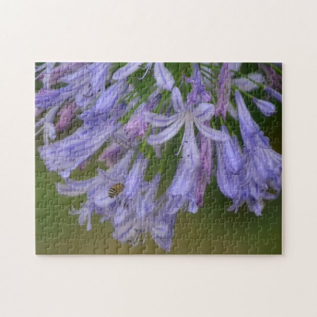 Honeybee Bee Fly by Lily Flowers Art Puzzle Pussel (Horisontell)