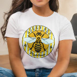 Honeybee Bumblebee Queen Bee Honung | PERSONLIG Tröja<br><div class="desc">Den här toppen, den söta honungsbiskjortan, har en originalskjorta teckning av en gult och ett svart bin. Den har vitt-blått vingar som är utspridd som redot att flyga. Bakom den vilar den på en krets av bikaka med ett stripat gräns och fleur de lis. Det är perfekt för vilken drottning...</div>